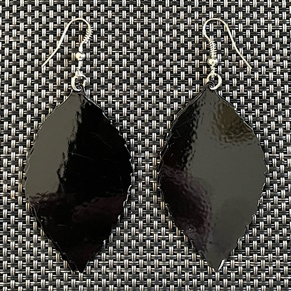 Sparkly Gunmetal Silver-tone Leaf Earrings - Picture 6 of 8